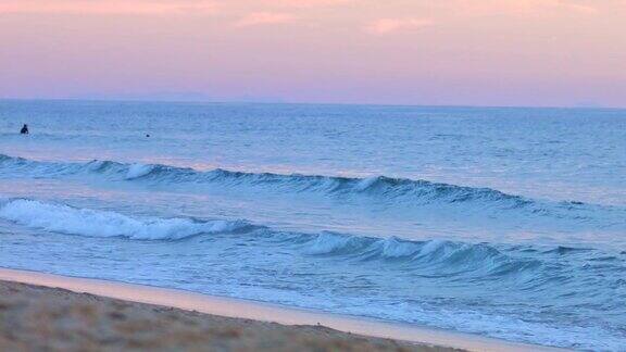日落时分lit-et-mix海滩上的海浪