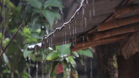 雨水从屋顶上落下