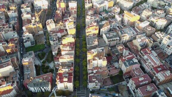 空中清晨巴塞罗那的城市景观与居住区西班牙