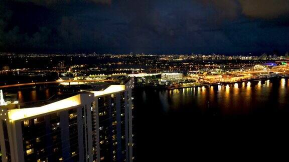 无人机4k拍摄的迈阿密夜空闪电