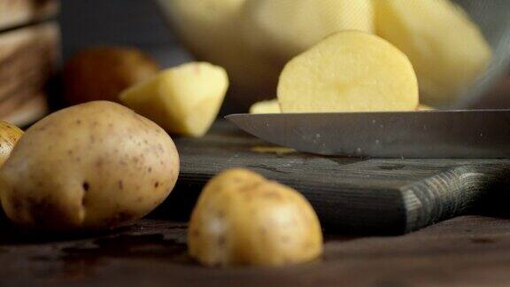 用小刀把新鲜的土豆切成两半