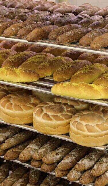 在面包房厨房的货架上几乎没有不同类型的面包