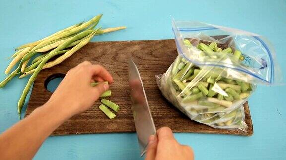 女人的手切豌豆放进塑料袋冷冻冷冻蔬菜