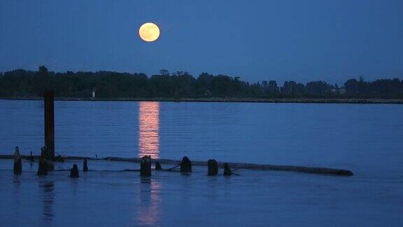 弗雷泽河的满月