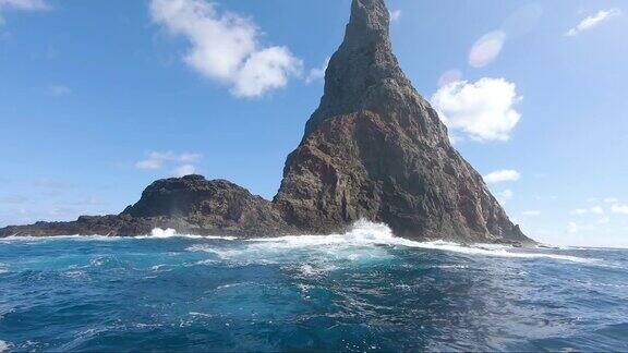 澳大利亚豪勋爵岛的鲍尔金字塔尽头白色的海浪拍打着岩石