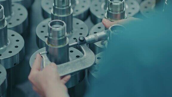 控制测量质量控制一位工程师在飞机制造厂检查金属产品的质量特写镜头