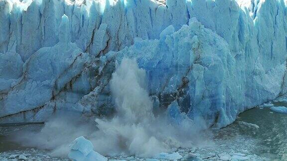 阿根廷ElCalafateLosGlaciares国家公园里的佩里托·莫雷诺冰川巨大的冰块崩塌入水的景象