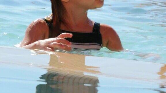 暑假里小女孩在游泳池里游泳