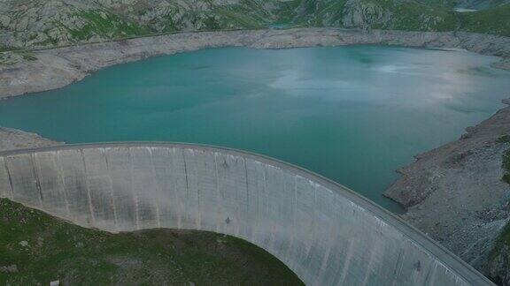 无人机拍摄的高山上的水库和大坝