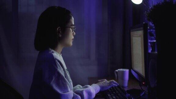 亚洲女性晚上在电脑前工作