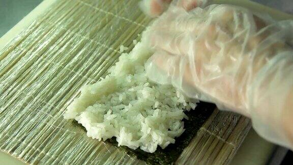 烹饪寿司卷把米饭铺在紫菜上