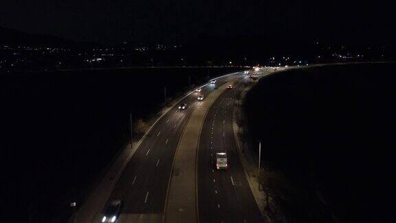高速公路上夜间交通的鸟瞰图