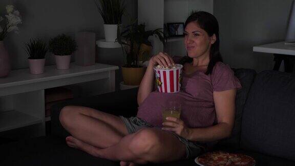 孕妇边吃垃圾食品边看电视怀孕期间暴饮暴食