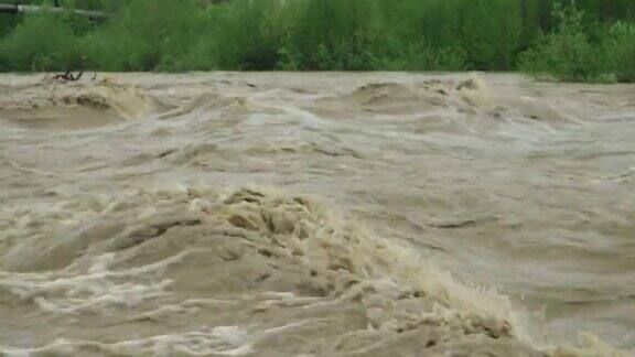 河床的山河在春天的时候发洪水背景