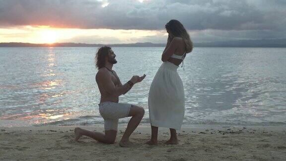 在海滩上求婚她肯定会答应的