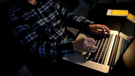 深夜在电脑键盘上打字的黑客