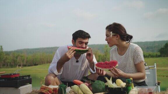 情侣在野营时享受野餐