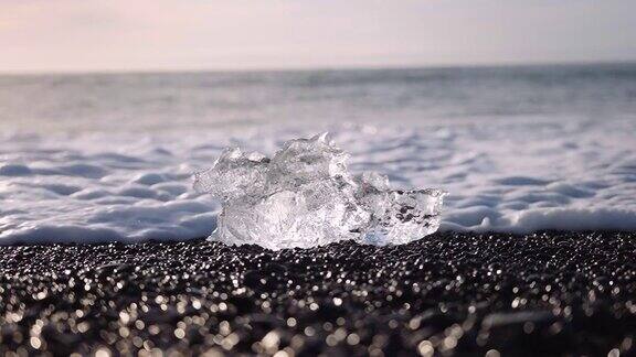 在冰岛冰川泻湖附近的钻石海滩冲浪