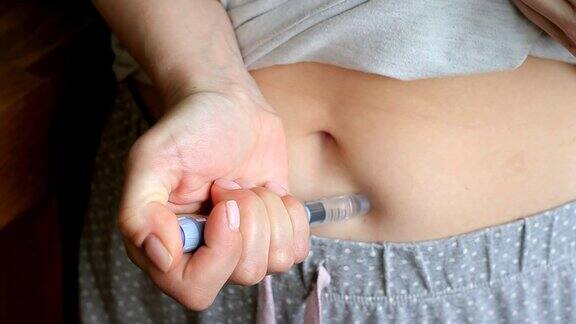 一个女人在胃里注射胰岛素的特写注射胰岛素治疗血糖疾病糖尿病血糖控制依赖性第一型糖尿病患者