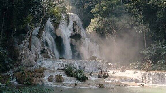 美丽的达匡斯瀑布在琅勃拉邦