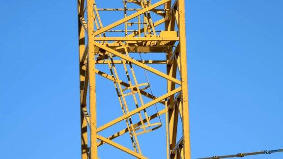 工地上高大的吊车的黄色金属塔