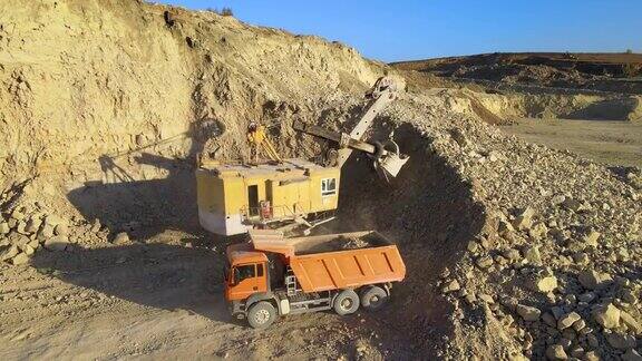 石灰石材料开采挖掘机装载破碎岩石的自卸车
