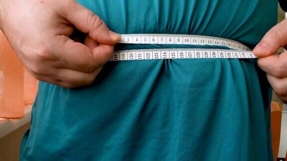 男人用一厘米的卷尺测量腹部的大小