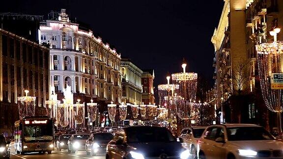 圣诞和新年假期照明和交通在莫斯科市中心(靠近克里姆林宫的特维斯卡亚街)晚上俄罗斯