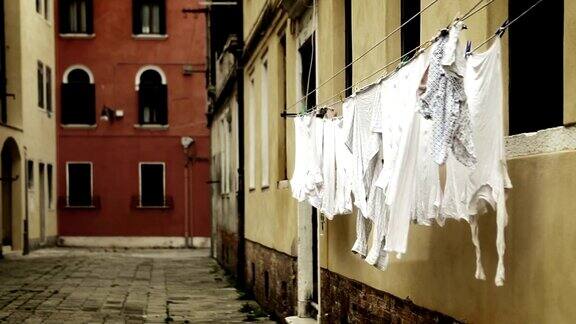 威尼斯狭窄的街道上晾着衣服