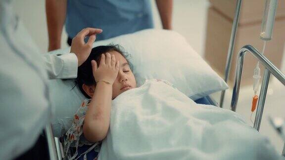 疲倦的小女孩躺在医院的病床上焦虑不安