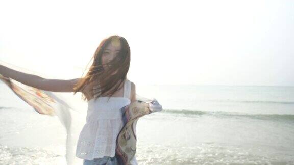 少女在海滩上飘动围巾纺纱