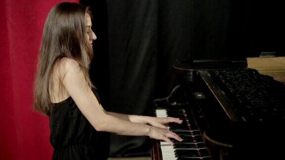 穿着黑衣服的女孩在弹钢琴