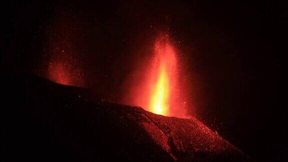 拉帕尔马火山夜间喷发熔岩流流不息神奇的声音!