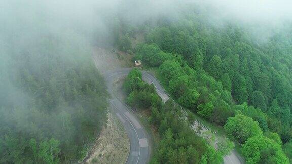 无人机视角的雾山路4k60fps