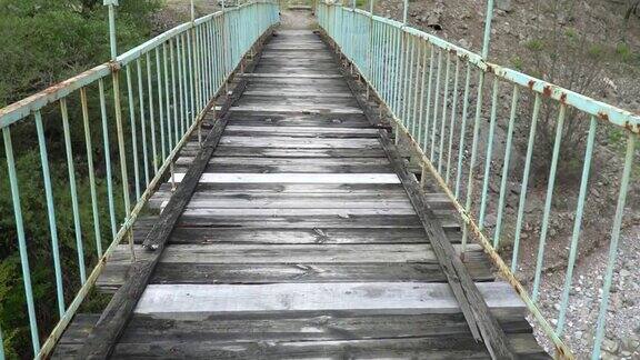 在一座古老而危险的吊桥上行走