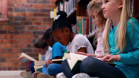 学生们坐在图书馆里读书