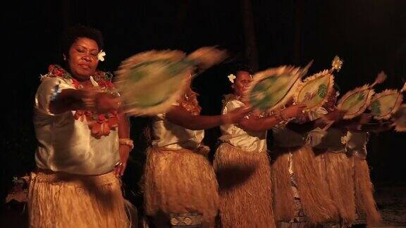 土著斐济妇女跳传统的Meke女性舞蹈