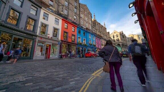 时光流逝:英国苏格兰爱丁堡老城皇家英里维多利亚街拥挤的游客行人