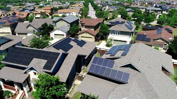 屋顶太阳能电池板鸟瞰图