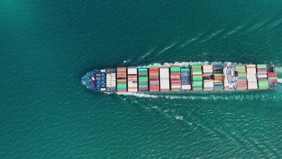 集装箱、集装箱船的进出口业务和物流用起重机将货物运到港口