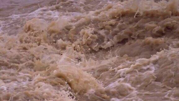 慢镜头-大雨后泥泞的小溪右至左FIX