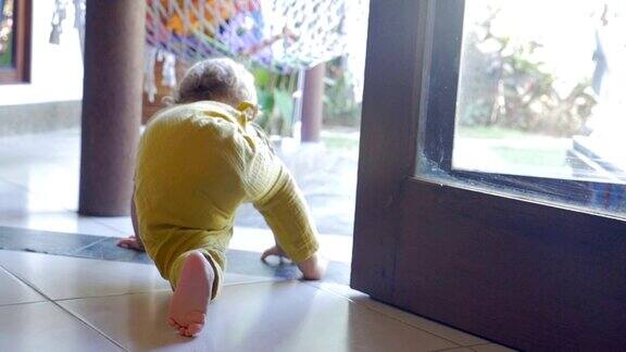 宝宝爬到窗台边上坐下
