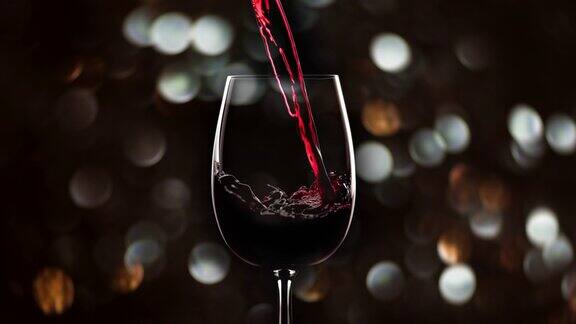 红酒倒入玻璃杯慢动作