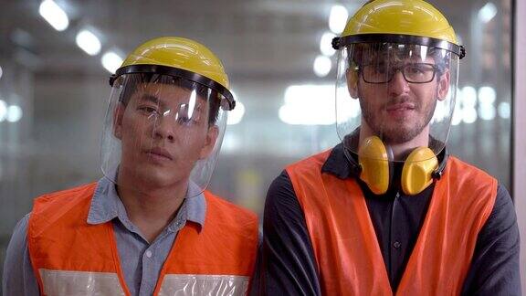 肖像工人戴着面罩面罩以安全的脸防止污染和疾病病毒的爆发工厂运行的新常态生活在工作场所工业生活