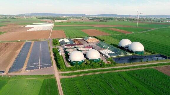 镜头从猪场的沼气厂上空飞过生物质的可再生能源现代农业欧盟鸟瞰图从空中俯瞰全景