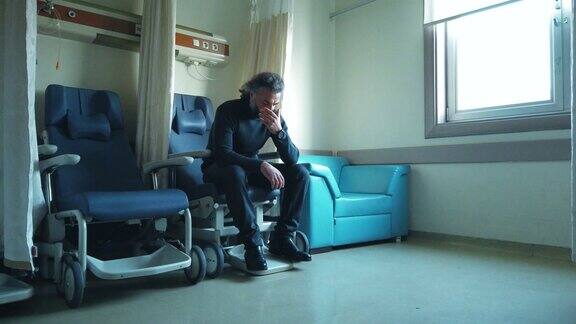 病人焦急地在医院等待化验结果