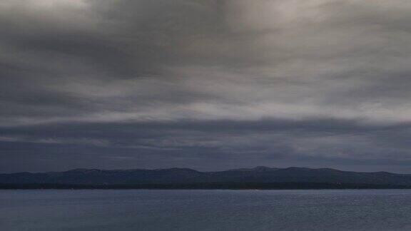 黄昏时分克罗地亚布拉克岛海面上空戏剧性云彩的时间流逝