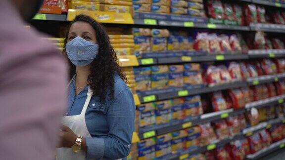 超市员工帮顾客戴口罩
