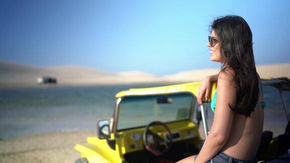 年轻女子坐在马车里在杰里科阿拉的沙丘上看风景