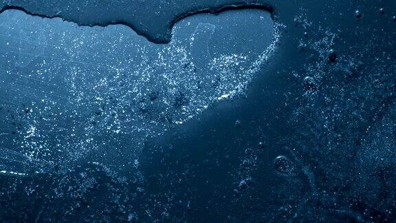 黑色背景上融化的冰的特写